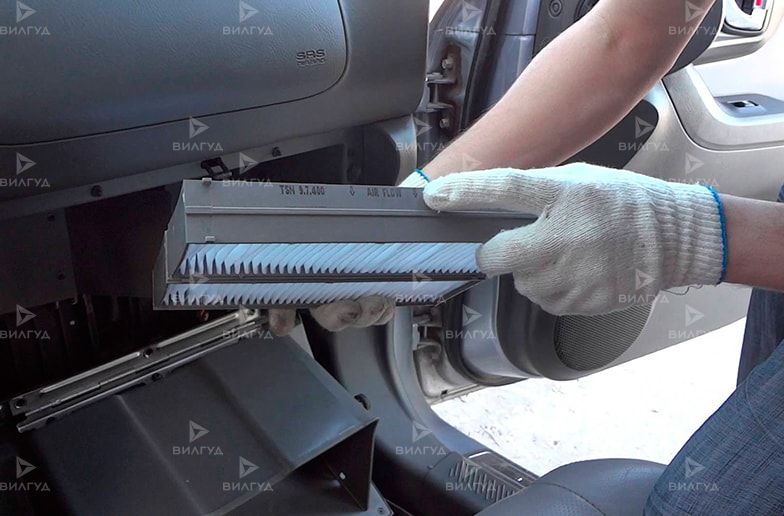 Замена салонного фильтра Mitsubishi Montero в Саратове